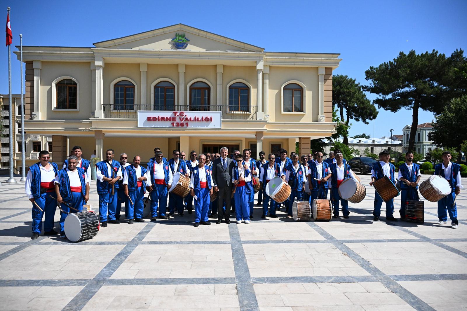 Tarihi Kırkpınar Yağlı Güreşleri'nin simgesi davul ve zurna ekibi, Edirne Valisi Yunus Sezer'i er meydanına davet etti. 
